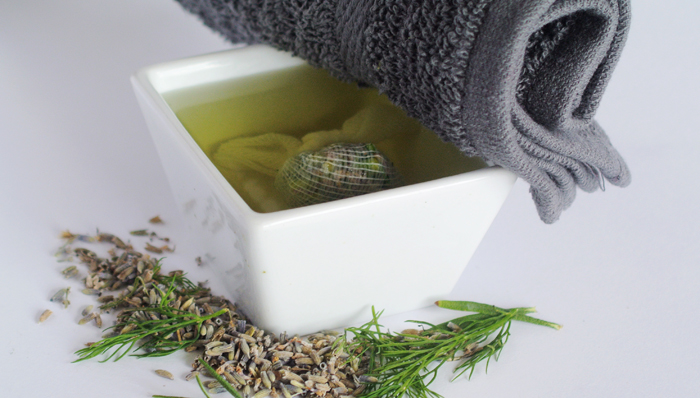 Soothe Inflammation With This Easy To Make Herbal Compress 