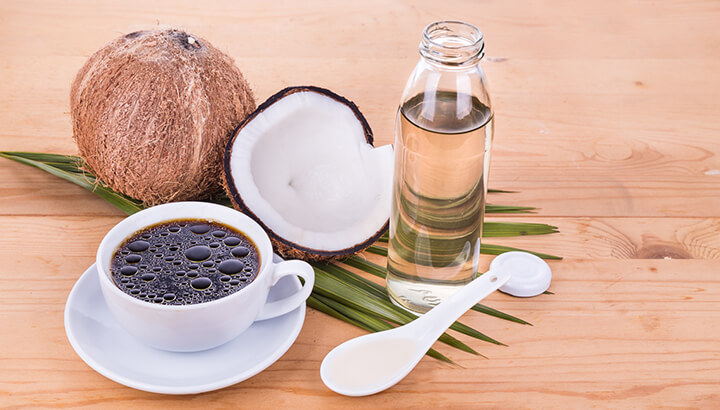 Você pode incorporar o óleo de coco na sua vida cotidiana, mesmo no seu café.