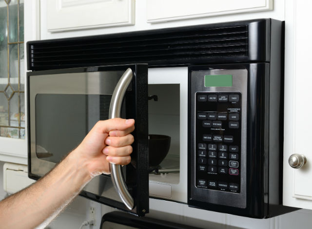 13-things-to-never-put-in-the-microwave