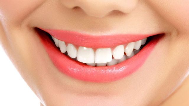 4 Natural Ways to Whiten Your Teeth