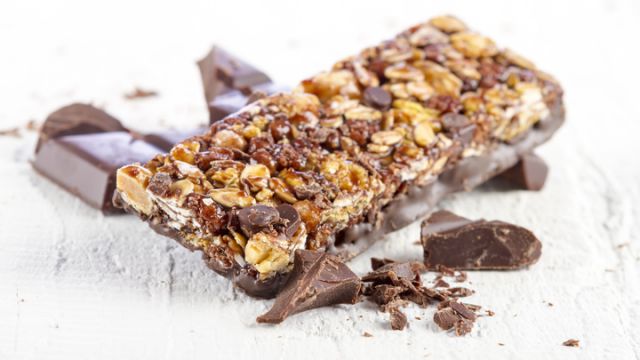 granola-bar-with-chocolate