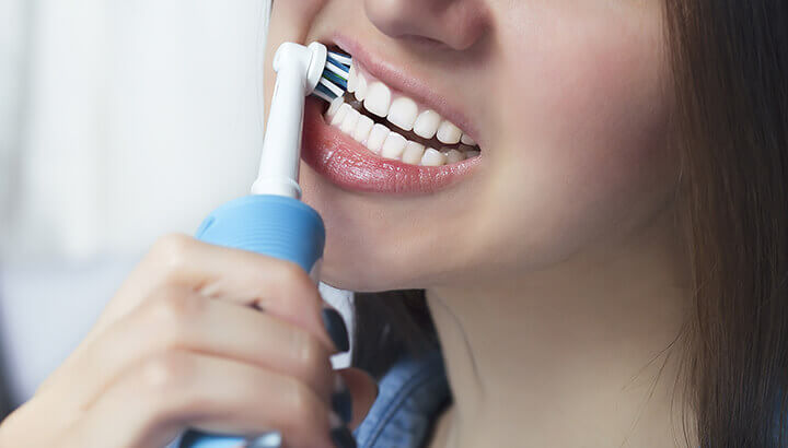 Tea tree oil in homemade toothpaste can treat bad breath.