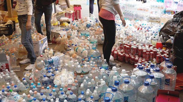 Amazing photos of people helping in Mexico