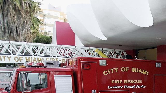 miamifirefightershangnooseoverblackcolleaguesfamilyphoto_featured_960x540