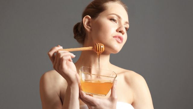 9reasonstostartwashingyourfacewithhoney_960x540
