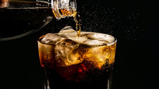 poured beverrage into a glass with ice,Cola drink is fizzy