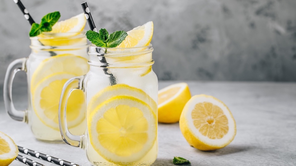 is-lemon-water-bad-for-your-teeth-gadgetssai