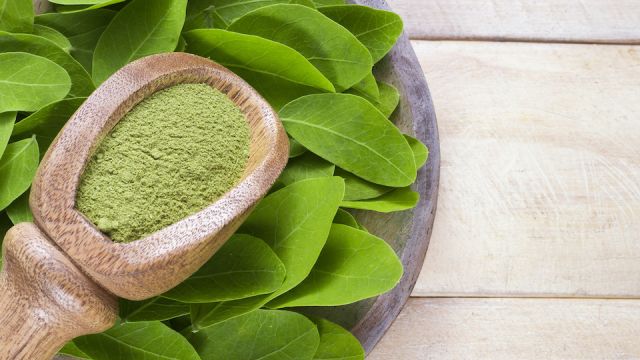 Leaves and moringa powder on wood (moringa oleifera)